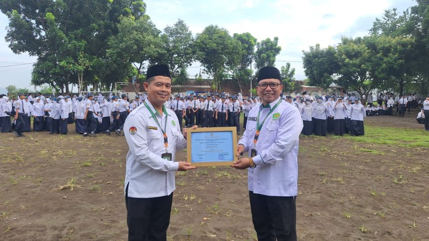 Kepala Kemenag Lumajang Pimpin Apel dan Serahkan Piagam Penghargaan Adiwiyata Tingkat Nasional